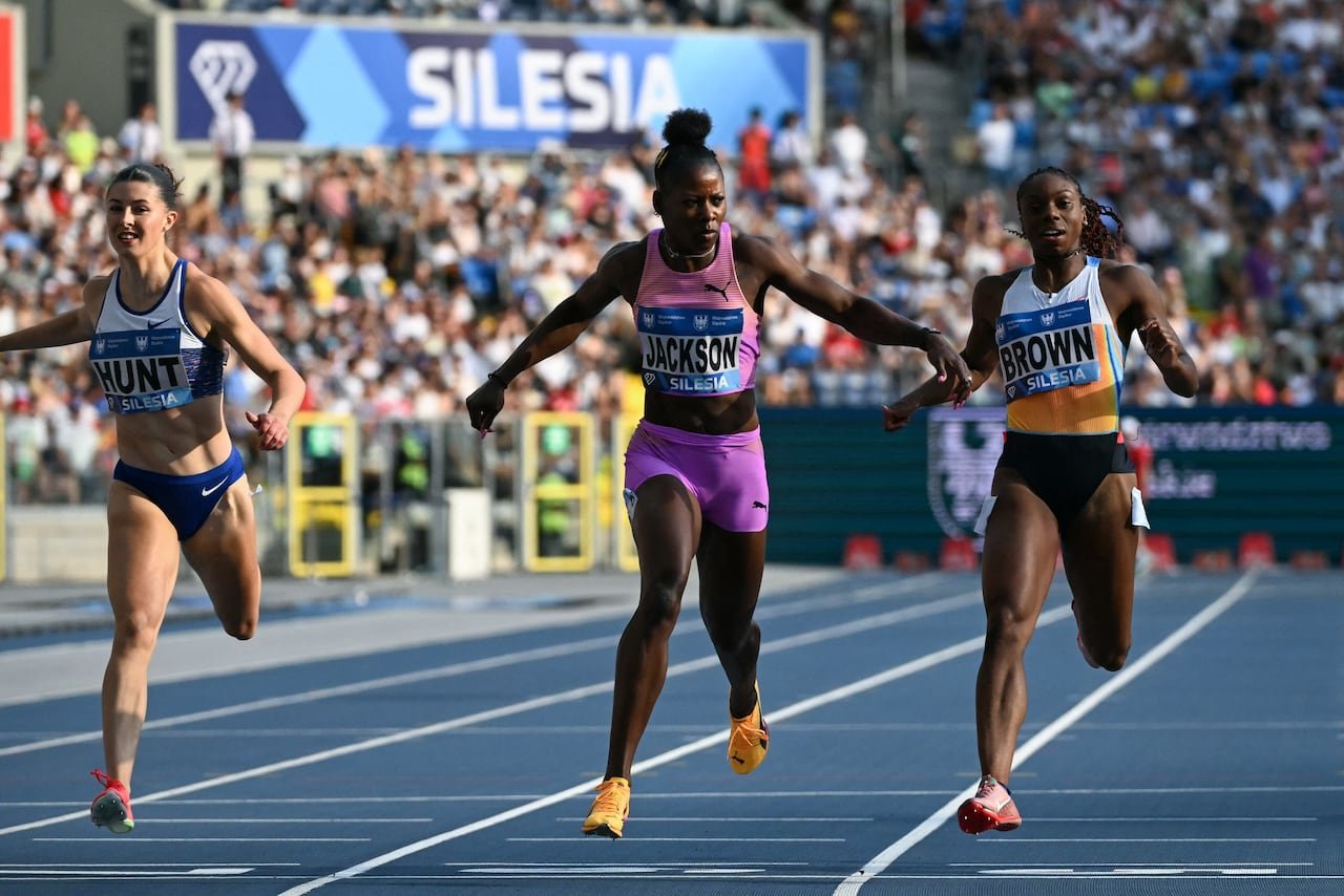 default-59 Jamaica's Shericka Jackson (C) wins ahead of USA's Brittany Brown and Britain's Amy Hunt during the women's 200m event of the Silesia Diamond League athletics meeting in the Stadion Slaski in Chorzow, Poland, on August 16, 2025. (Photo by Sergei GAPO